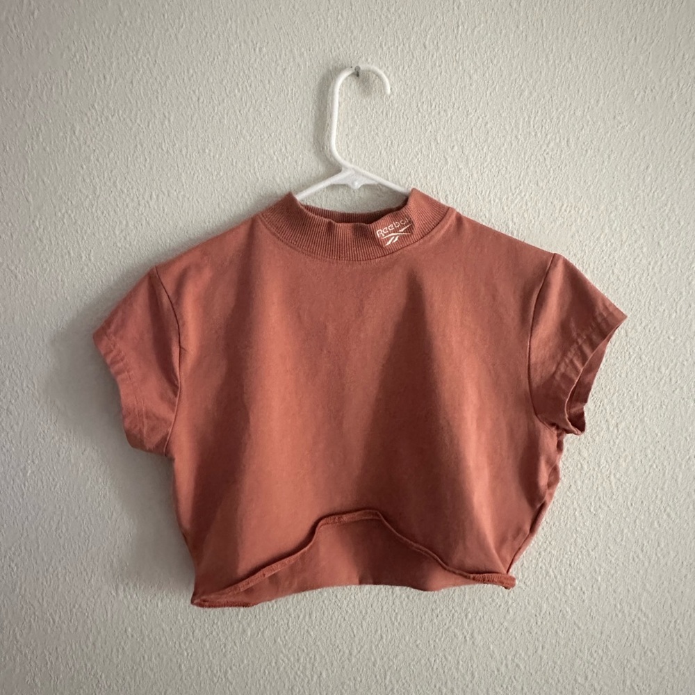 REEBOK CROPPED WORKOUT SHIRT